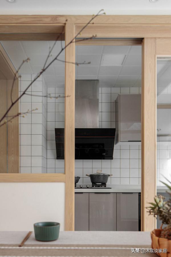 這對夫妻很明智，整個家不過度裝修，輕鬆打造出溫暖治癒人心的家