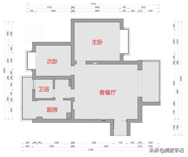 這對夫妻太有遠見，堅持摒棄陽臺，電視牆打滿櫃子，場面實用大氣