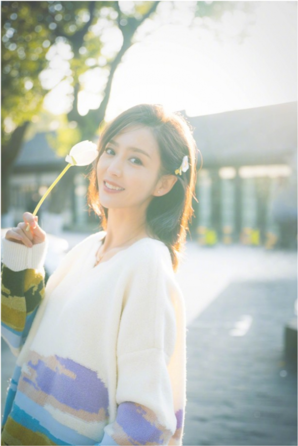 佟麗婭隨拍照美到爆！穿毛衣手握花朵神似初戀，甜美笑容太治癒了