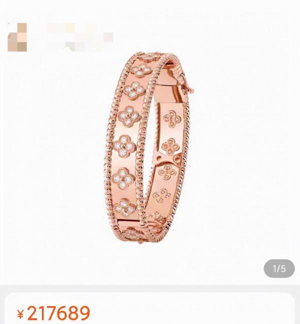 王惠與閨蜜聚餐,6位數手鐲順便戴,拍照濾鏡太重導致下巴變形 王惠與閨蜜聚餐,6位數手鐲順便戴,拍照濾鏡太重導致下巴變形