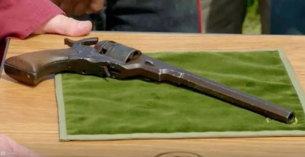 1977年他用1千元買下一把左輪手槍,41年後價格漲到126萬 1977年他用1千元買下一把左輪手槍,41年後價格漲到126萬