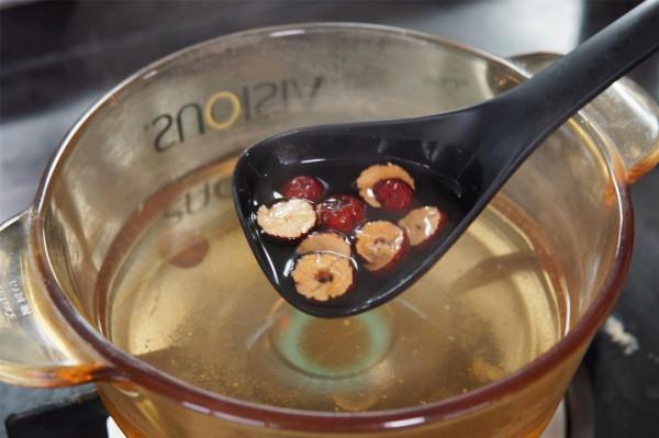 天涼了，女人有條件多喝“四寶湯”，提升元氣，面如桃花好過秋