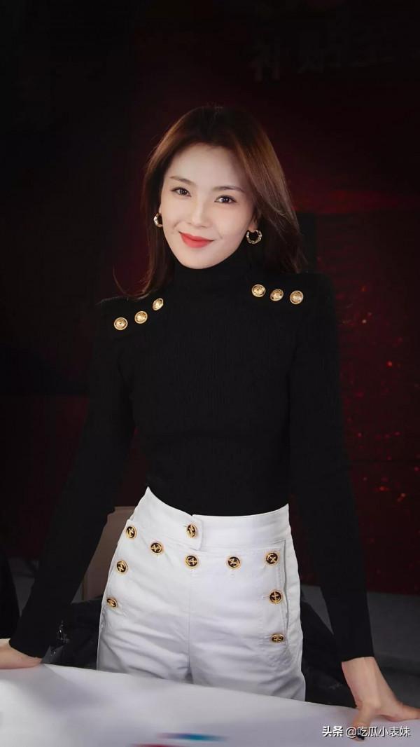 劉濤，氣質非凡，每件衣服都是那麼端莊得體