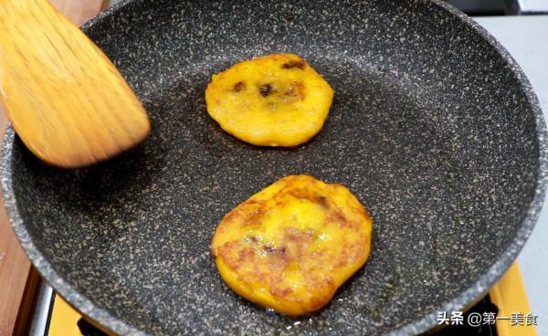 南瓜和紫薯別再蒸了，學會這個南瓜紫薯餅，軟糯香甜，家人都愛吃