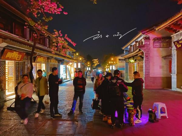 大理古城的夜晚擺滿地攤,有人覺得很有特色,有人卻覺得煞風景 大理古城的夜晚擺滿地攤,有人覺得很有特色,有人卻覺得煞風景
