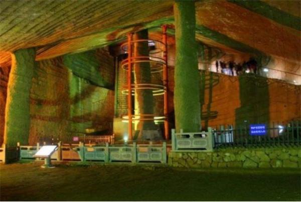 1992年浙江村民抽乾水潭，發現千年宮殿，已成為4A級旅遊風景區