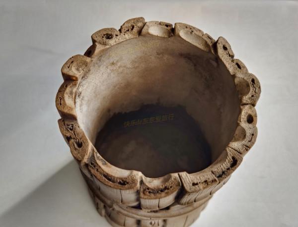 梅縣謝伯花10萬元買個仿清代筆筒，竹片加水泥製成？還說不後悔