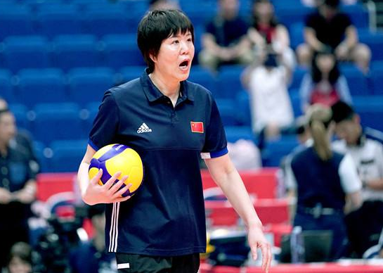 郎平：2段婚姻3段情，年過五旬遇真愛，被“平凡”丈夫寵成小女人