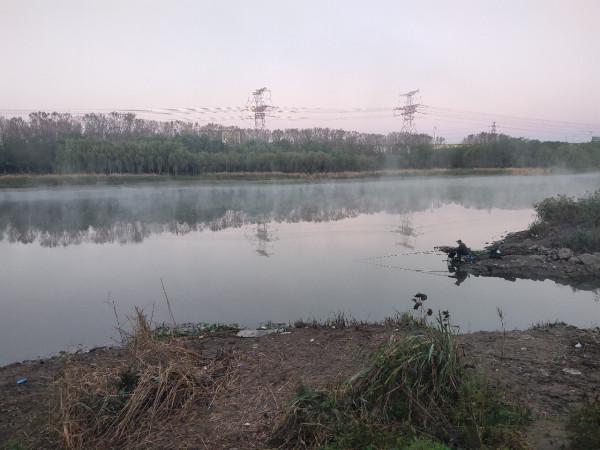 野河“黃金”釣位正在爆連鯉魚板鯽時，突然來了幾位強行蹭窩的人，我該怎麼辦？