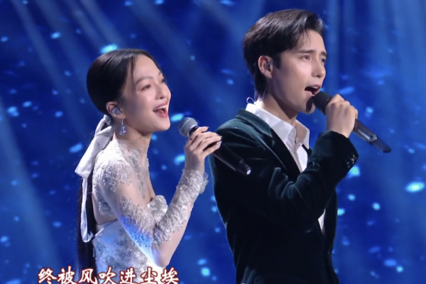 國慶晚會明星造型：劉嘉玲美豔開場，朱一龍寸頭獻唱，劉濤甜美