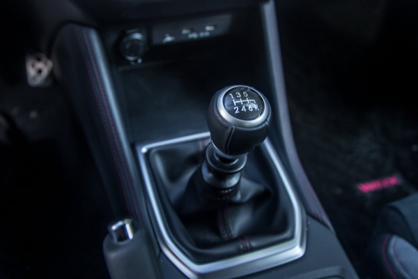 斯巴魯全新效能車，即便內飾滿是塑膠，但依舊無法阻擋人們的愛