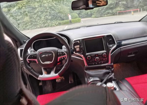 曾經的&OpenCurlyDoubleQuote;最速SUV&rdquo;，這輛6&period;4排量的JEEP大切諾基，還值45萬嗎？