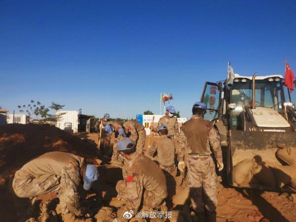 我維和官兵為塞內加爾警察部隊翻修防空掩體
