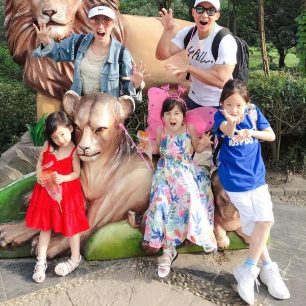 周杰倫好友全家移居上海,愜意曬日光浴,陽臺超大還有跑道能騎車 周杰倫好友全家移居上海,愜意曬日光浴,陽臺超大還有跑道能騎車