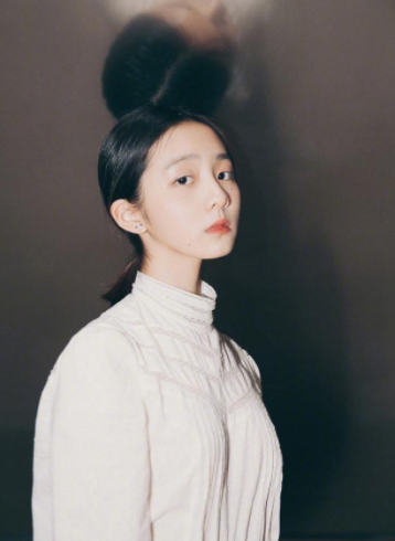 孫莉小女兒時尚力滿分，拍照擺動作好有鏡頭感，五官好像黃磊