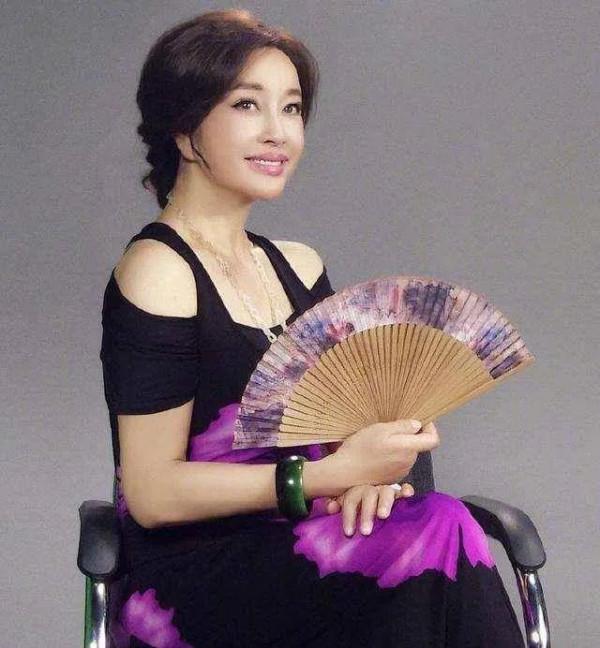 美顏中的凍齡女神,現實版的小老太太,賣萌裝嫩,一樣也不少折騰 美顏中的凍齡女神,現實版的小老太太,賣萌裝嫩,一樣也不少折騰