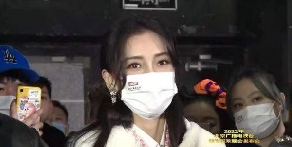 Angelababy亮相春晚彩排，送工作人員糖葫蘆，滿臉笑容造型美