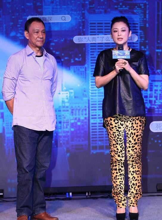 53歲陳紅一改優雅路線！穿皮衣配豹紋褲又拽又酷，氣場蓋過陳凱歌