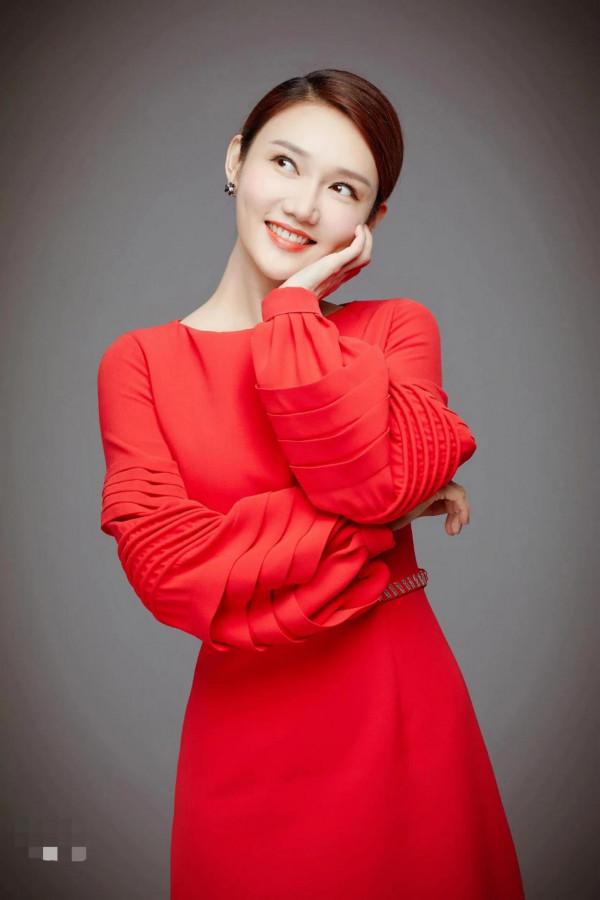 央視《詩詞大會》主持人龍洋驚豔寫真集 央視《詩詞大會》主持人龍洋驚豔寫真集