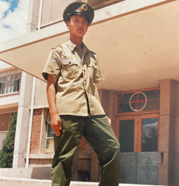 當兵3年，退役後幹28年裝卸工，2019年憑啥能參加國防記者會？