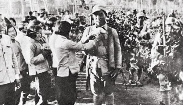 19歲鐵道兵意外犧牲，48年無人祭拜，近半世紀後82歲哥哥為其掃墓