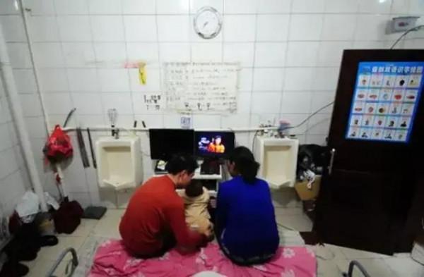 在廁所里長大的小男孩