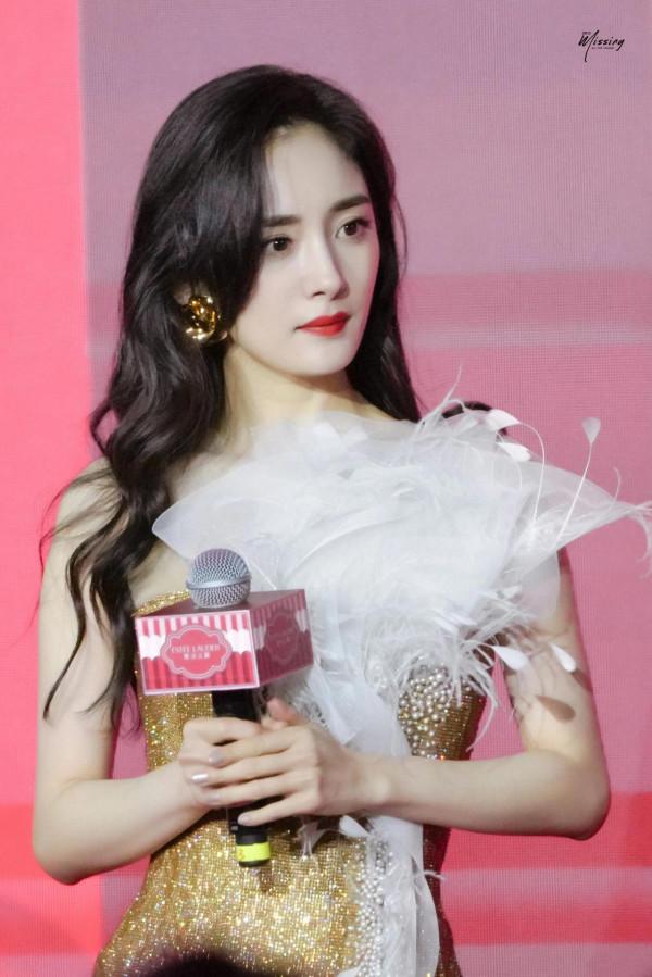 楊冪沙灘大片，今日活動造型身穿開叉長裙的優雅迷人的冪冪