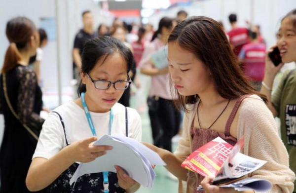 音樂系考試女生深情演唱，評論區卻一股酸味，網友；這腿真好聽