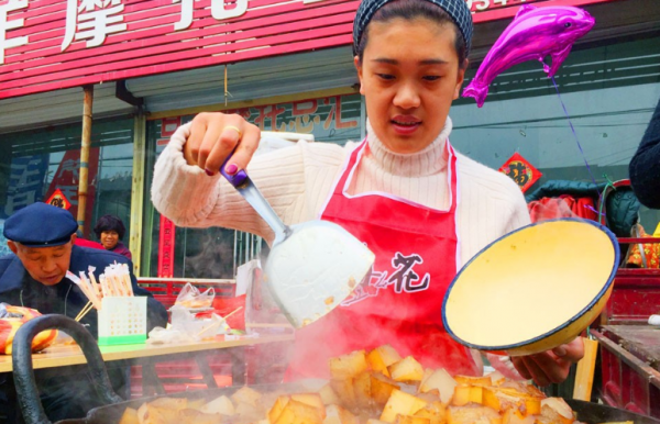 山西美女到農村賣特色小吃，純手工製作，出了本地其他地方吃不到