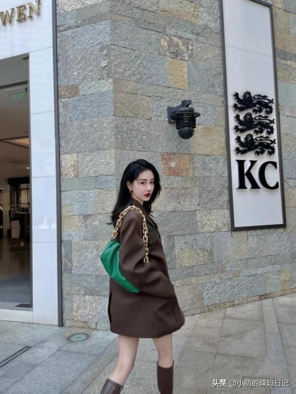 憑什麼秋冬一定要穿黑白灰？最實用的“亮色”搭配指南，請收藏