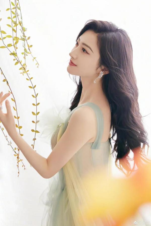 元宵節景甜唯美甜度十足，唐嫣粉色毛衣比心超少女