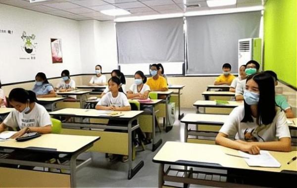 “雙減”之下，3萬菲教被曝出，夾縫中生存的外教，真有那麼神？