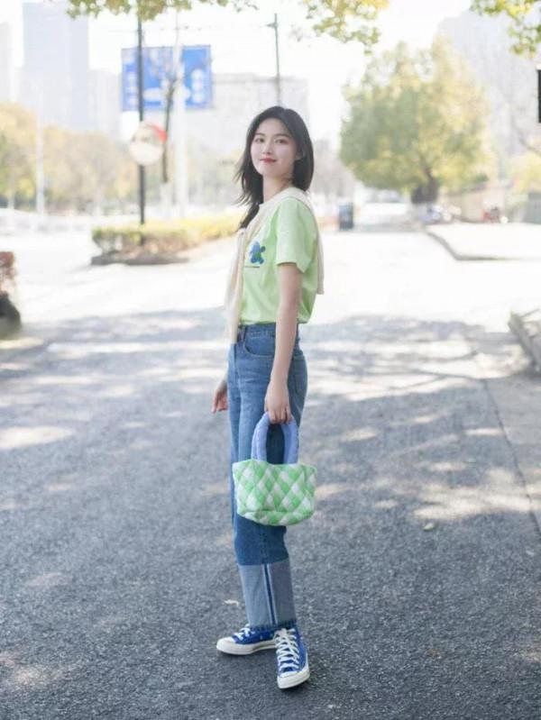 基礎款這麼穿更有氣質,淺綠色T恤配牛仔褲減齡時髦,青春感滿分 基礎款這麼穿更有氣質,淺綠色T恤配牛仔褲減齡時髦,青春感滿分