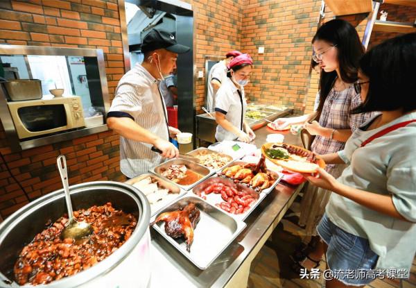 大學開學兩個月,女兒花了8000元,父親哭著說:上大學是來學習的 大學開學兩個月,女兒花了8000元,父親哭著說:上大學是來學習的