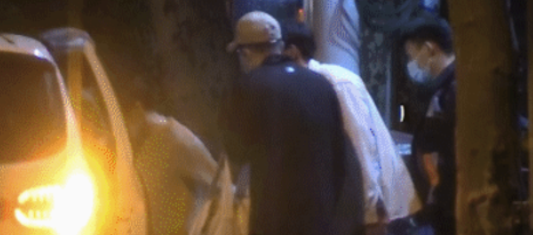 何炅與黃磊深夜聚餐 臨別拉扯寒暄顯不捨