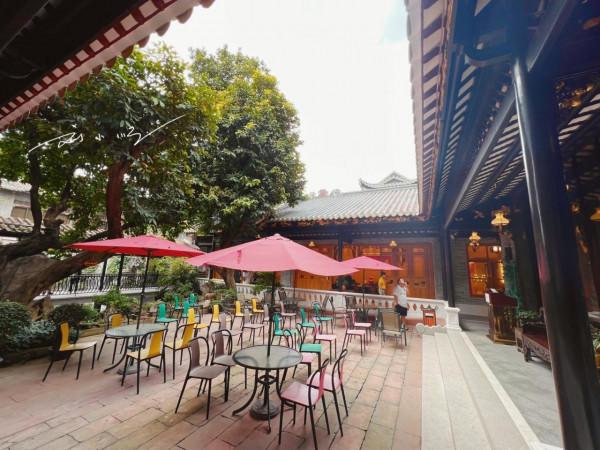 廣州荔灣湖畔的老牌酒家，裝修古色古香，遊客卻覺得味道差強人意