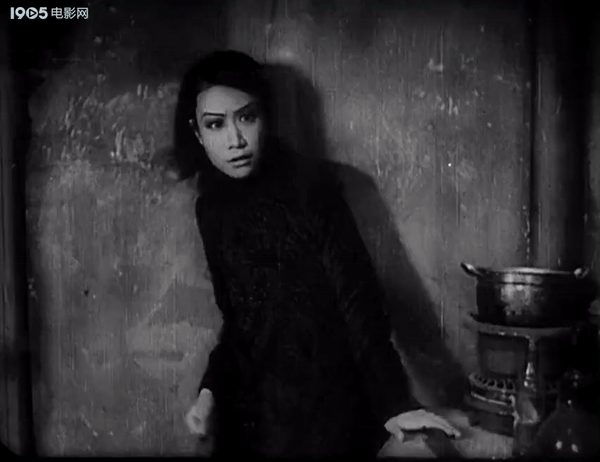 18歲出道,首演繁漪,因拍戲懷孕遭男友拋棄,53歲含恨離世 18歲出道,首演繁漪,因拍戲懷孕遭男友拋棄,53歲含恨離世