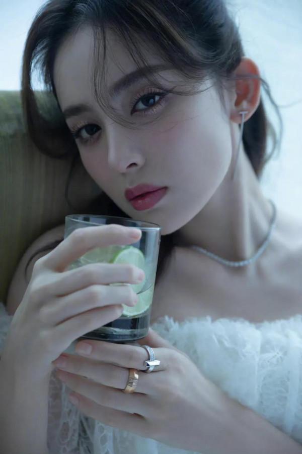 娜扎精緻的容顏，絕美的五官，妖媚的身材，無不不觸動我的心絃