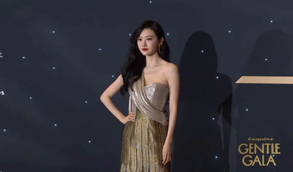 2022開年紅毯:張雨綺變臉認不出,吳謹言好怪,郭采潔收了神通吧 2022開年紅毯:張雨綺變臉認不出,吳謹言好怪,郭采潔收了神通吧