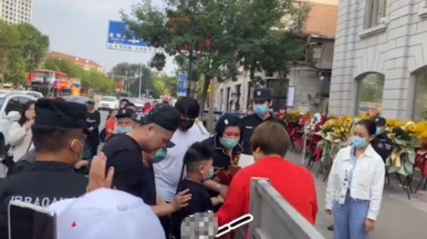 德雲社又有喜事了！郭德綱一家三口罕見同框，親朋好友都來捧場