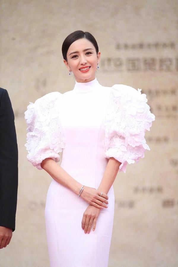 2021金雞獎女星紅毯造型生圖合集，倪妮變方臉，張小斐瘦得認不出