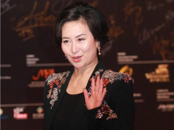 名媛陸雁群去世，曾為出席TVB盛裝打扮：穿百萬旗袍，戴上億寶石