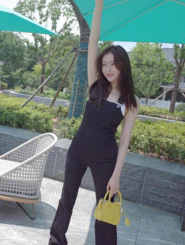 張天愛真會玩,揹帶褲直接搭吊帶小背心,這穿法一般人學不來 張天愛真會玩,揹帶褲直接搭吊帶小背心,這穿法一般人學不來