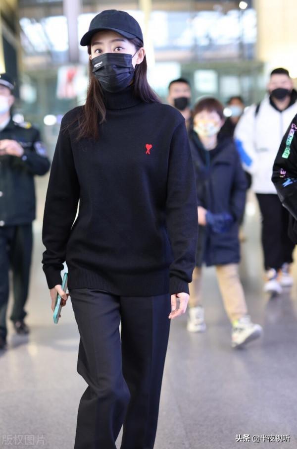 1月5日，張小斐現身上海機場，黑色皮衣+黑西褲+白運動鞋+棒球帽