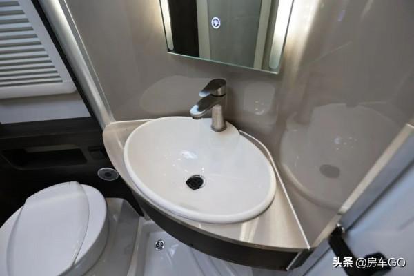 這臺房車有5種充電方式，車內電器語音控制，衛生間也是乾溼分離