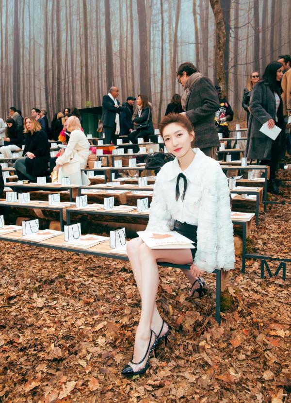 江疏影一襲白裙亮相金雞獎，盡顯牛奶肌好身材，白到發光