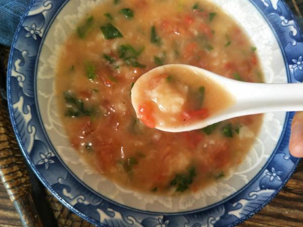 西紅柿新吃法，和芹菜葉一起烹飪，出鍋鮮美可口，很多人喜歡吃