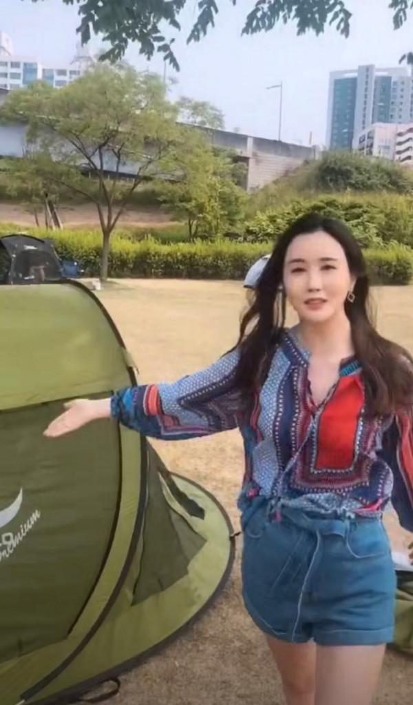 李多海終於曬美照，T恤加吊帶裙三套穿搭清新甜美，35歲依舊少女