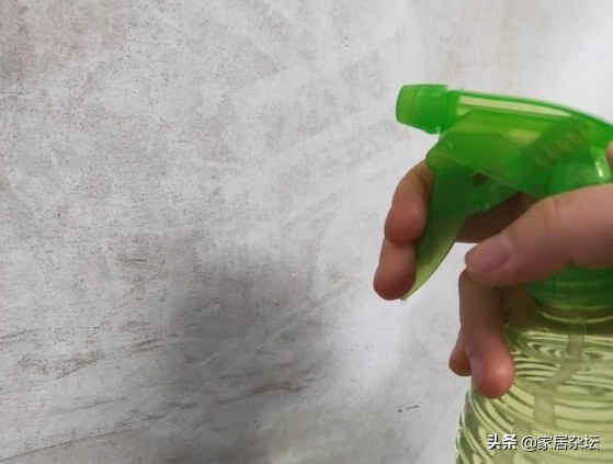 衛生間門口和牆面另一側潮溼起皮，為什麼？怎麼處理？看看這些