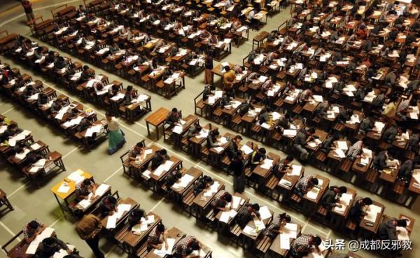 印度高考：窮人瘋狂作弊，中產拼命補習